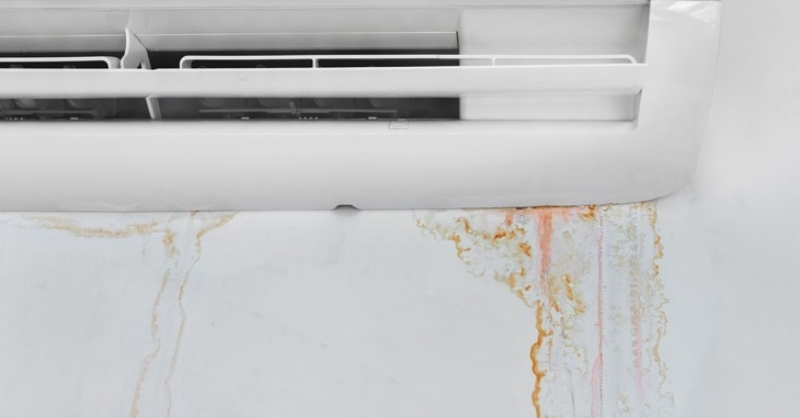Nước chảy từ máy lạnh thấm vào tường